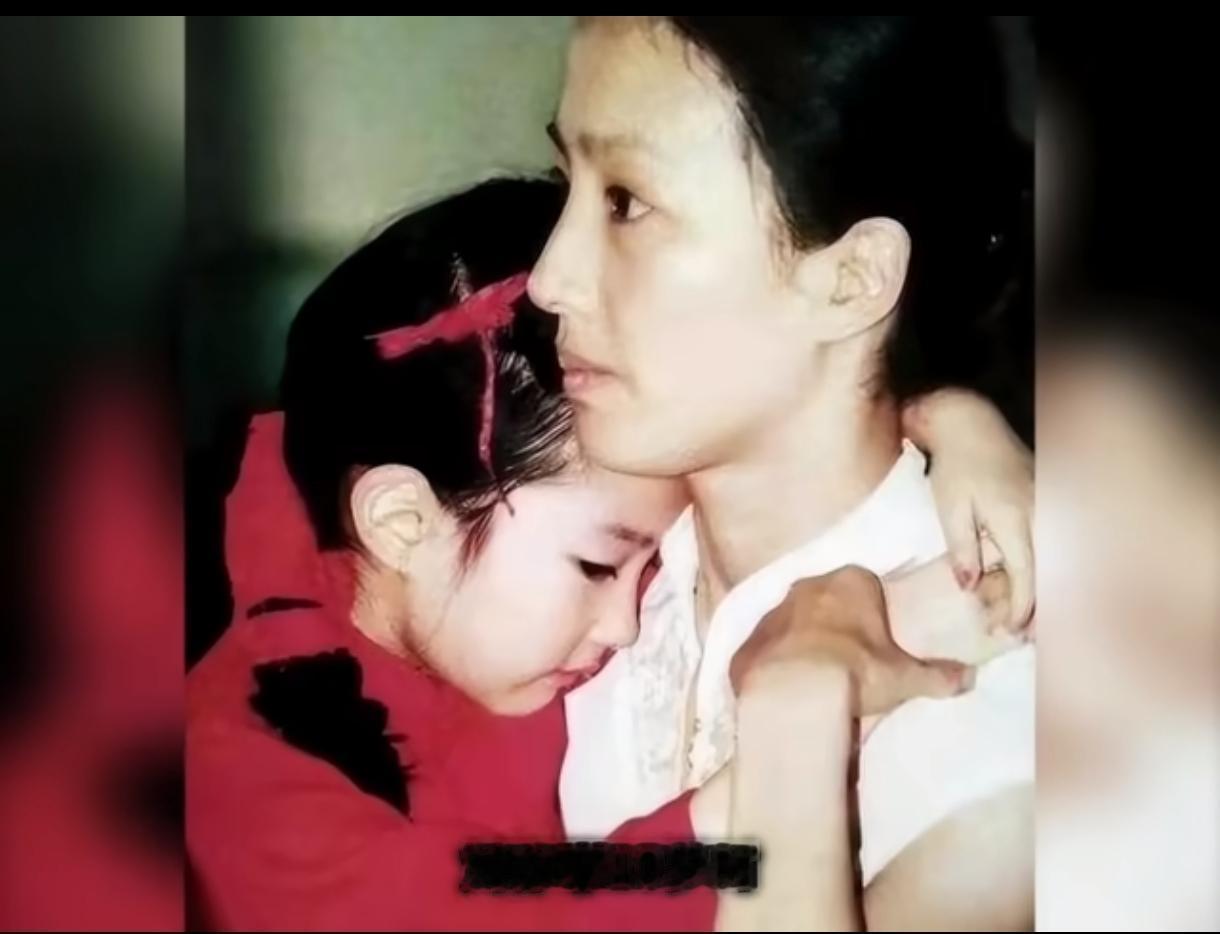 刘晓莉当年为女儿放弃舞台独自抚养刘亦菲，外人总说她一味牺牲，其实母女俩是双向奔赴