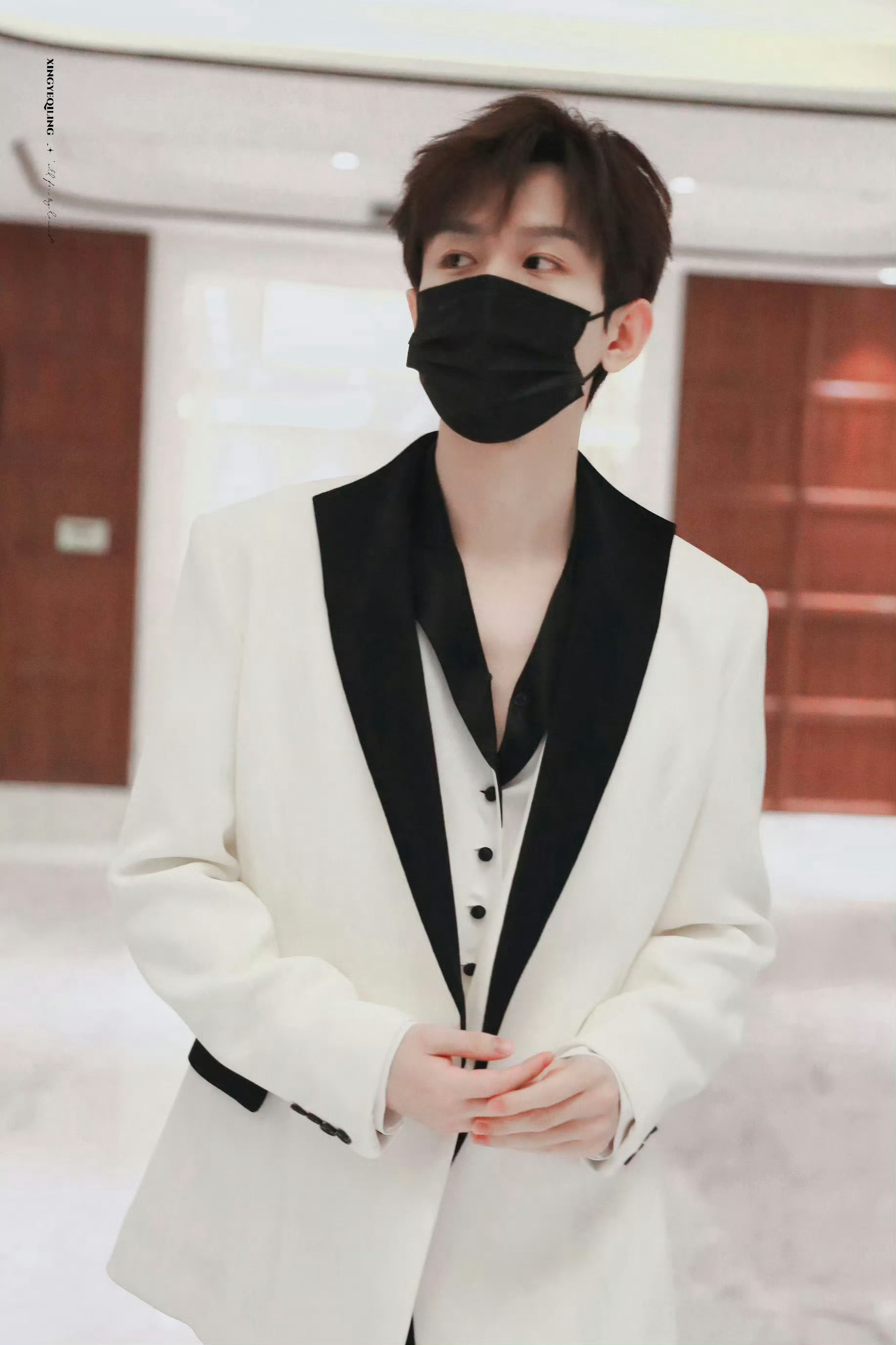 成毅深V上班宽肩窄腰大长腿，完美比例的身材！顶级骨相脸，适配各种风格，帅的让人挪