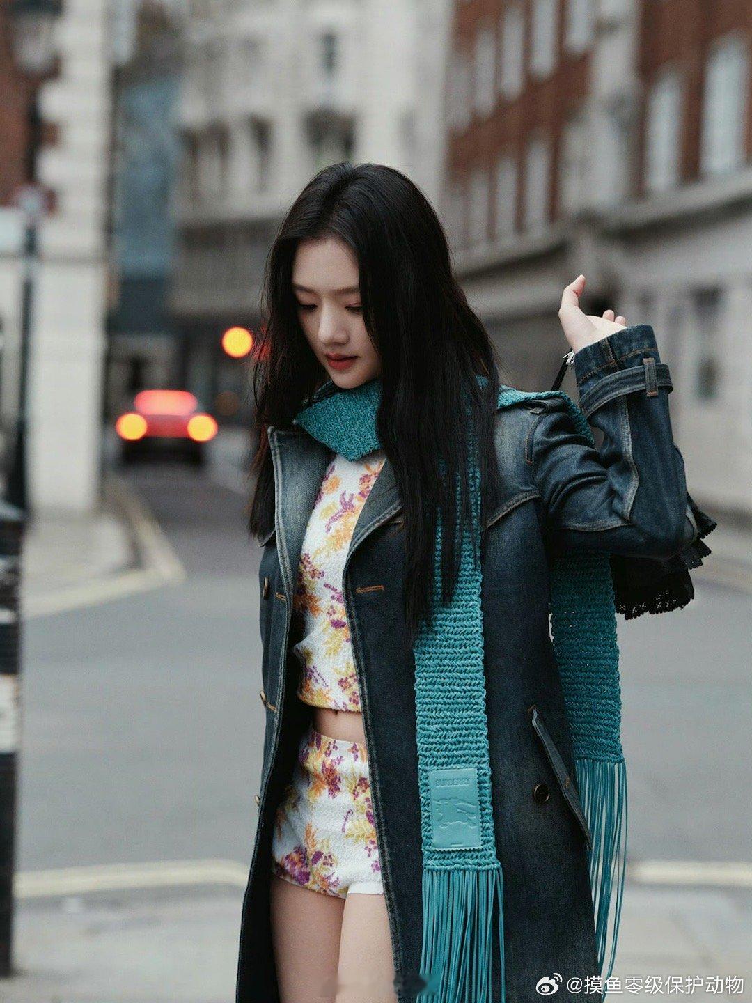 任敏G社生图 G社生图也挡不住任敏的美！纤长身形配这套穿搭，大长腿吸睛，绿色围巾