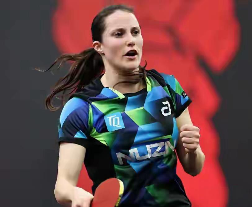 【温特轻松取胜威尔士美少女，获得小组第一晋级十六强】在重庆冠军赛遭遇刘杨子，惨淡