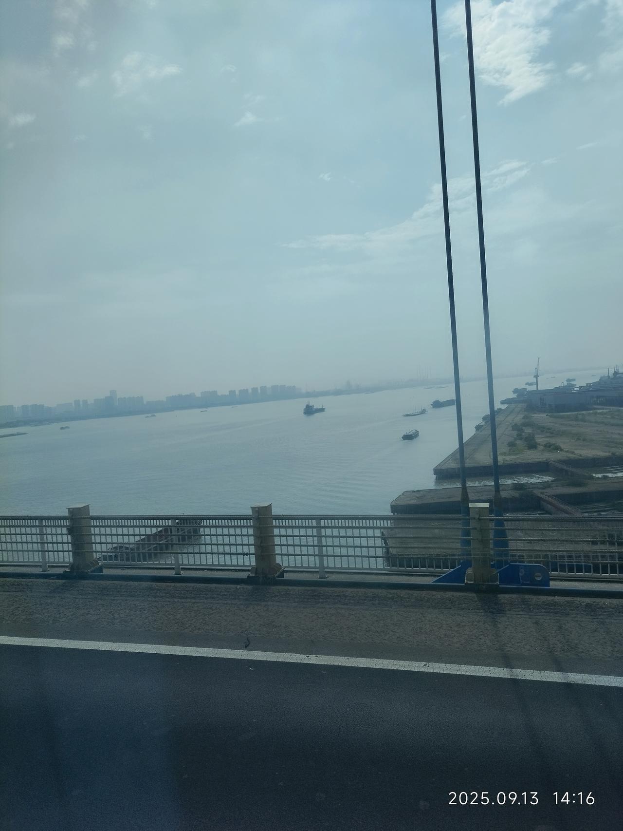 江阴大桥连接着江阴市和靖江市，往南是江阴市（属于无锡市管辖），往北是靖江市（属于