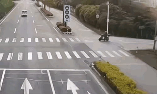 白车为什么要向右转呢，后视镜是摆设吗？转弯不看后视镜、不打转向灯，出事是早晚的事