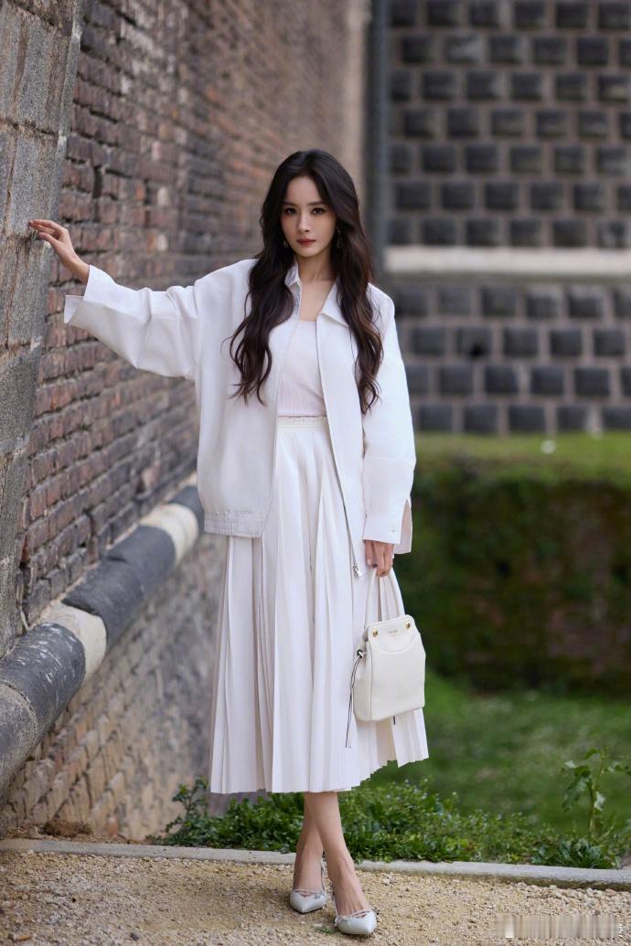 杨幂米兰时装周看秀造型 杨幂米兰时装周看秀造型，全白look如何？ 