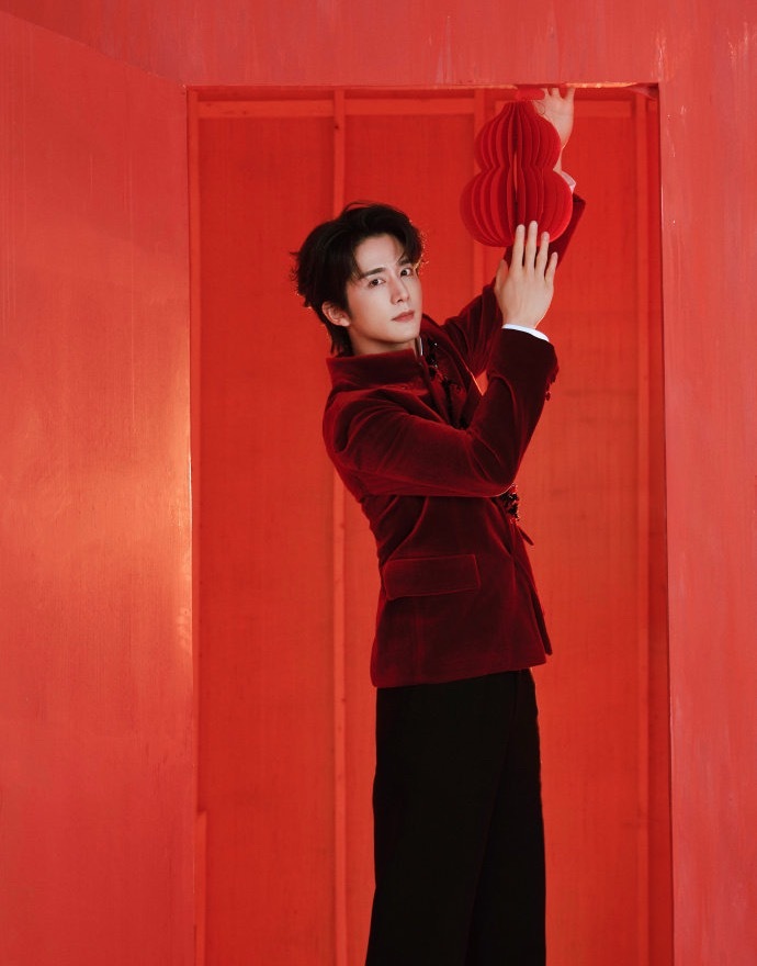 原来春晚没玩上魔术的是张新成原来昨天春晚时间紧迫没有参与到魔术的那个可怜的小手是