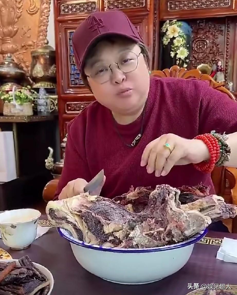 韩红回到家乡，姐姐特意张罗了一桌正宗藏族特色美食招待她。最让人眼前一亮的就是生牦