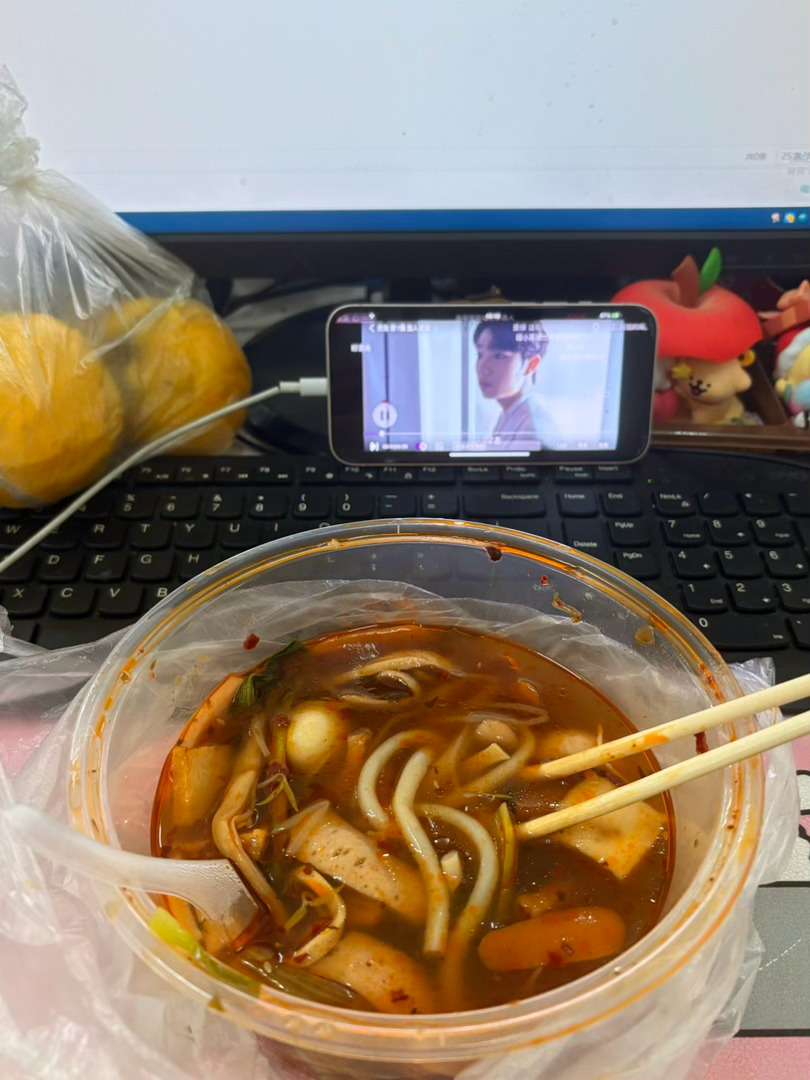 早上加班半小时就开始化妆收拾还把我爸削皮的黄桃切块着吃实则没吃完就溜了🙉 