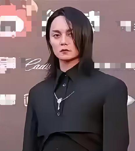 尹正这人怎么回事，感觉他隔一段时间出来就一个状态。不过这种性格的演员，应该是很能