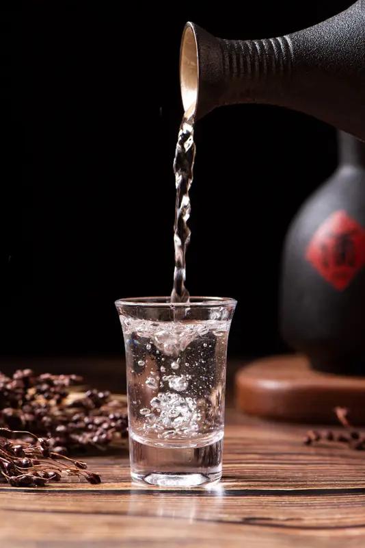 11月26日浙江杭州，出游时得知白酒无法通过安检，三位家人当即决定现场轮流喝完，