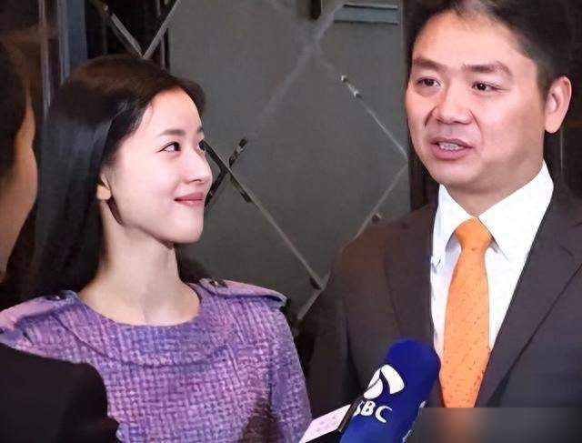 章泽天对话何超琼背后：从奶茶妹妹到六百亿投资人，十年身份重构