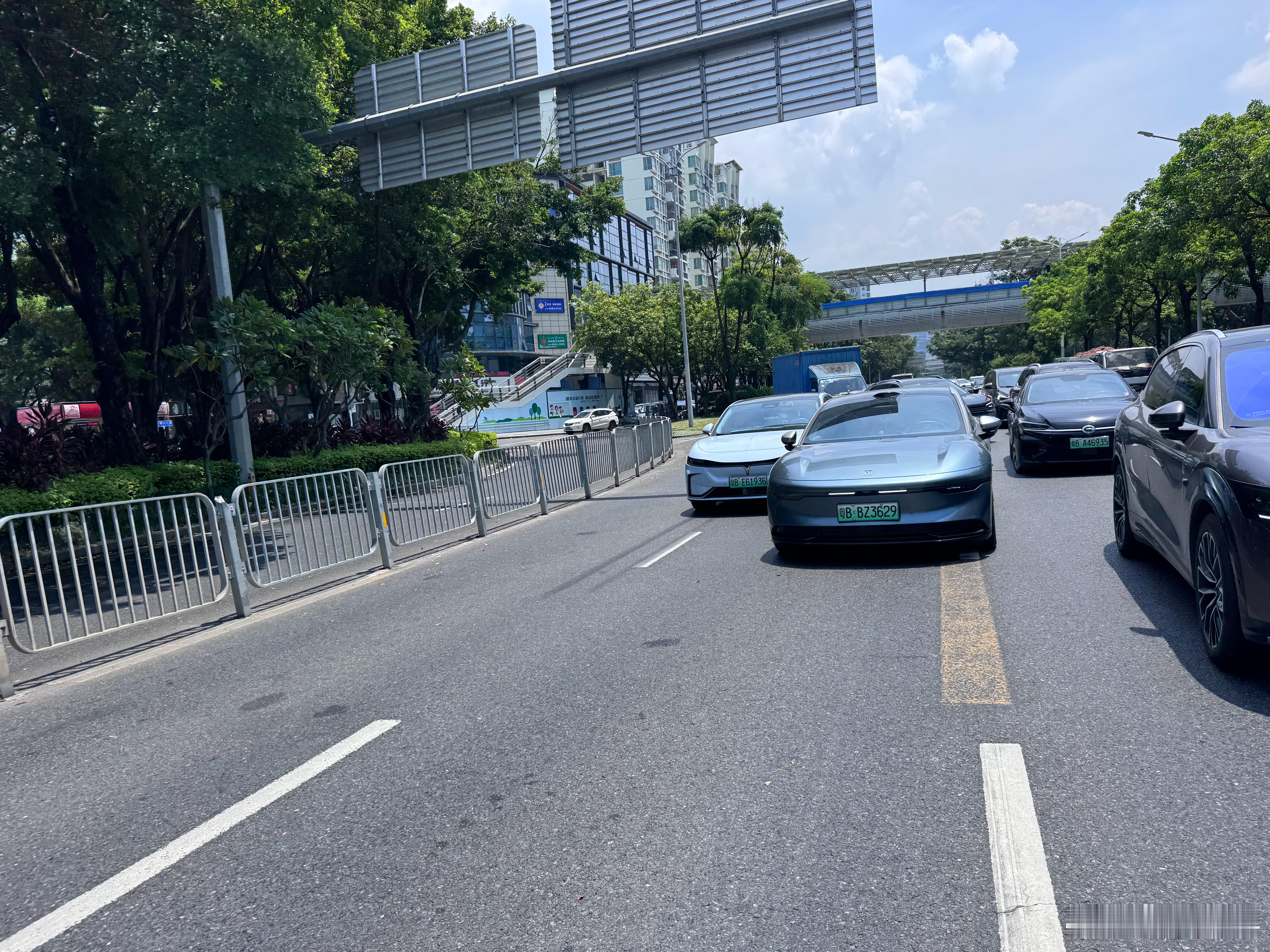 路上碰到一起轻微交通事故，岚图碰到极氪右后翼子板，这个责任如何划分啊？