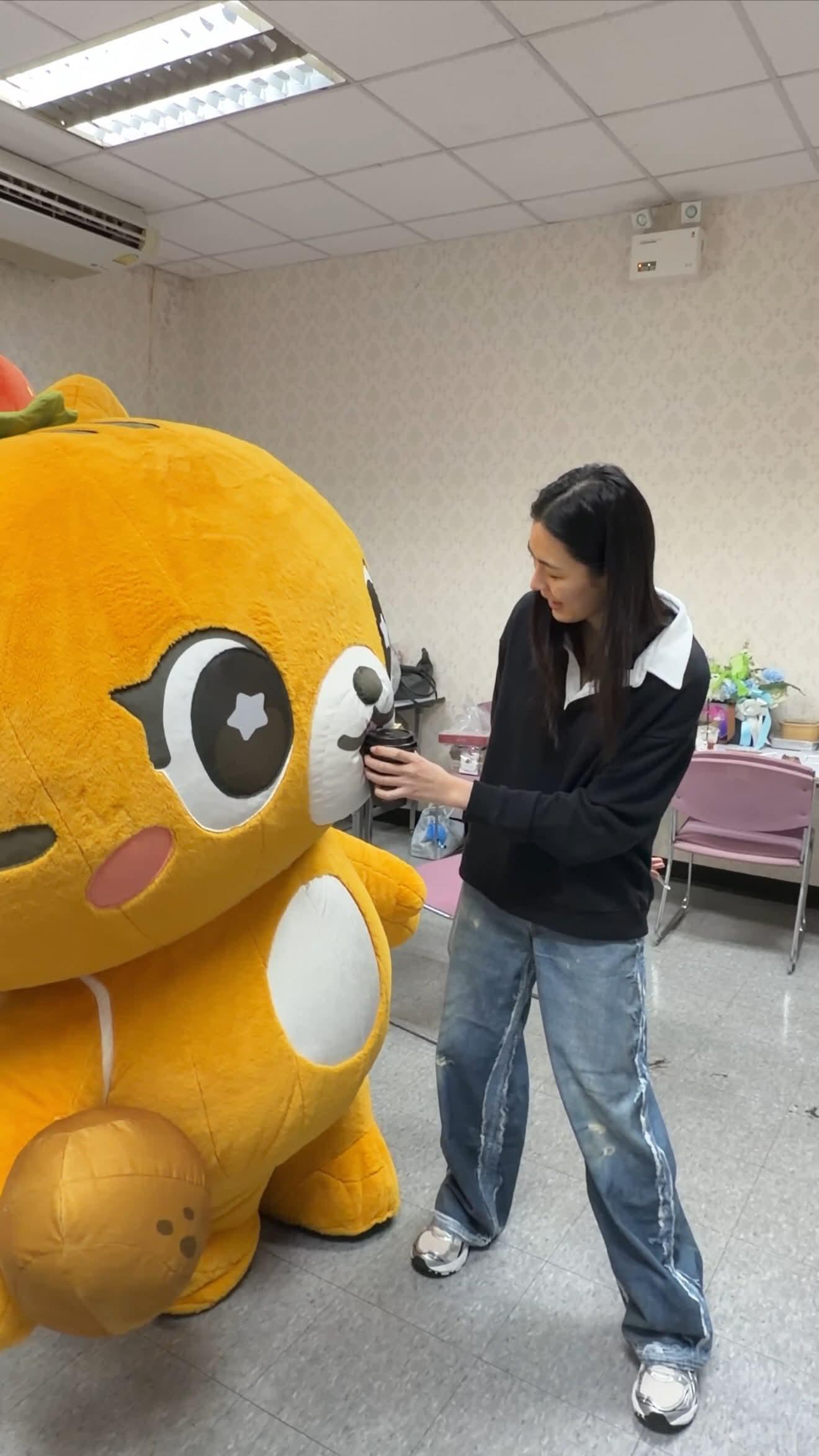 这位妈妈 小孩不能喝咖啡 