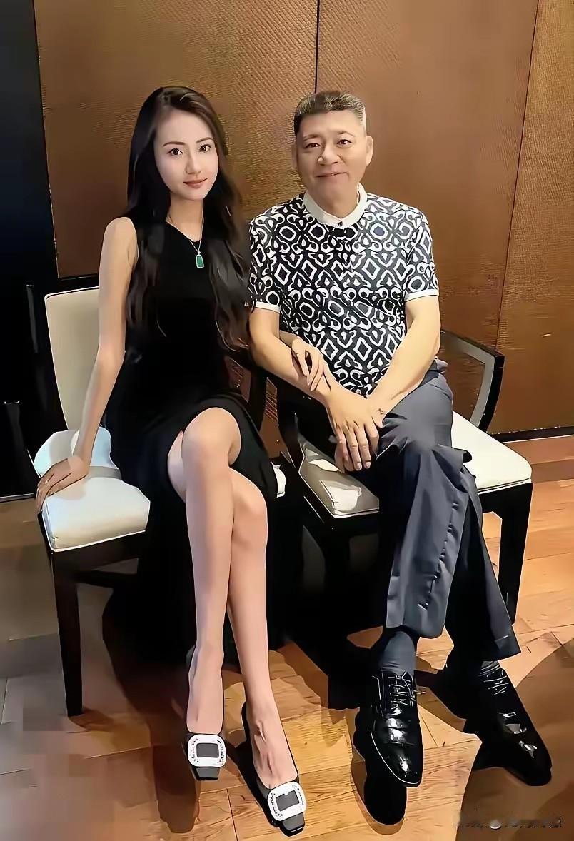 女孩的身材是比较高的，虽然她是坐在那里，但是比这个男子也要高出一块，如果都站起来