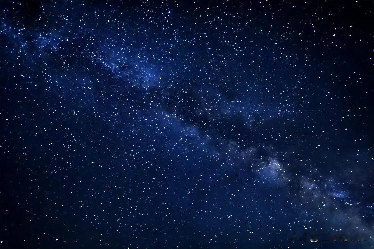 🌈禾木的星空，是打翻的银河。星子缀满墨蓝天幕，像揉碎的钻石闪烁，偶有流星划过，