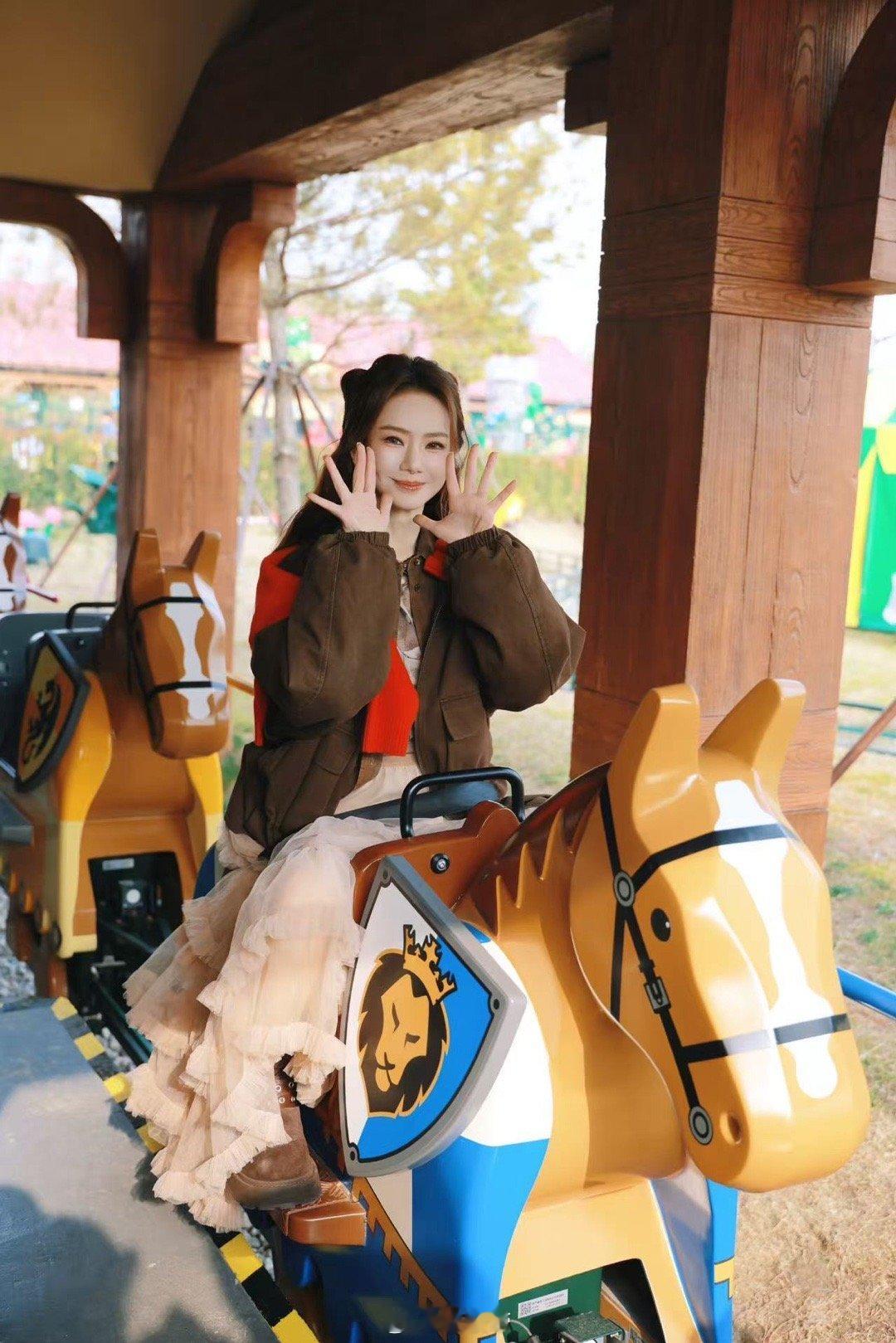 骑马的不一定是王子也可能是戚薇 看完这组图，是不是感觉好多了？戚薇的美不仅仅是外