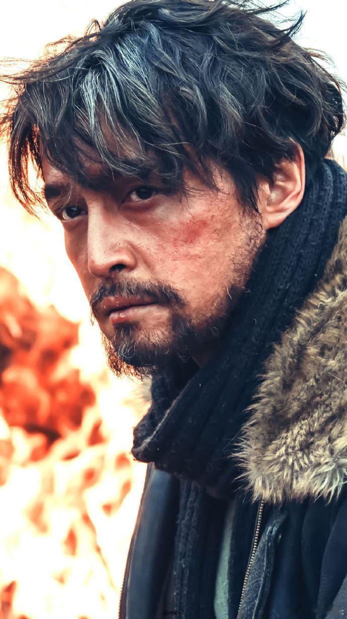 多杰 是队长是丈夫是父亲《生命树》多杰，是高原的守护者，也是家庭的守护者。他直面