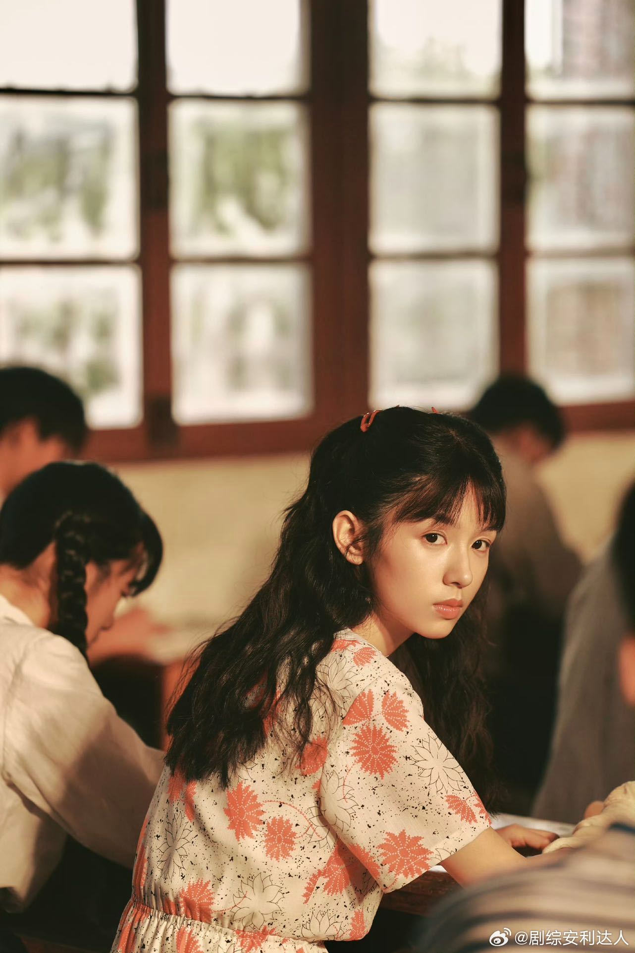 周也回应给自己名字前加个土周也回应给自己起名周地 剧宣现场，周也主动回应给自己起