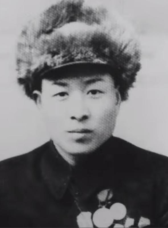 一个战士撞见八个鬼子在河边追一个抱娃的农村妇女，他枪里就三发子弹，他没躲，枪却对