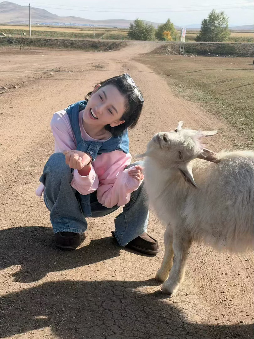 宋祖儿放假去了草原宋祖儿草原live图模仿小羊宋祖儿你要不要这么萌！模仿小羊真的
