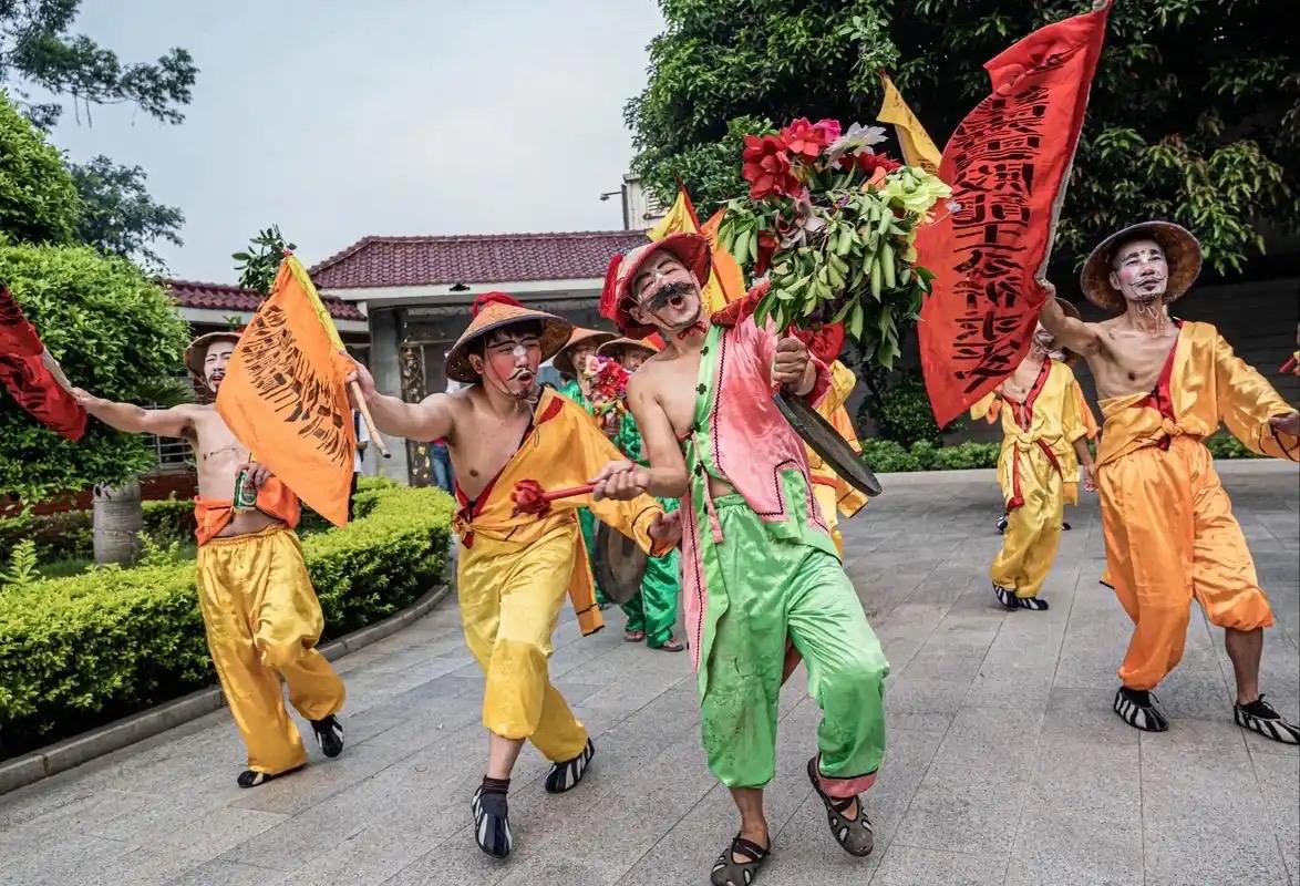 西江月 · 旗手
      
抹绿涂红导向，长杆吉语幡旗。蓄胡八字旧时衣，如醉
