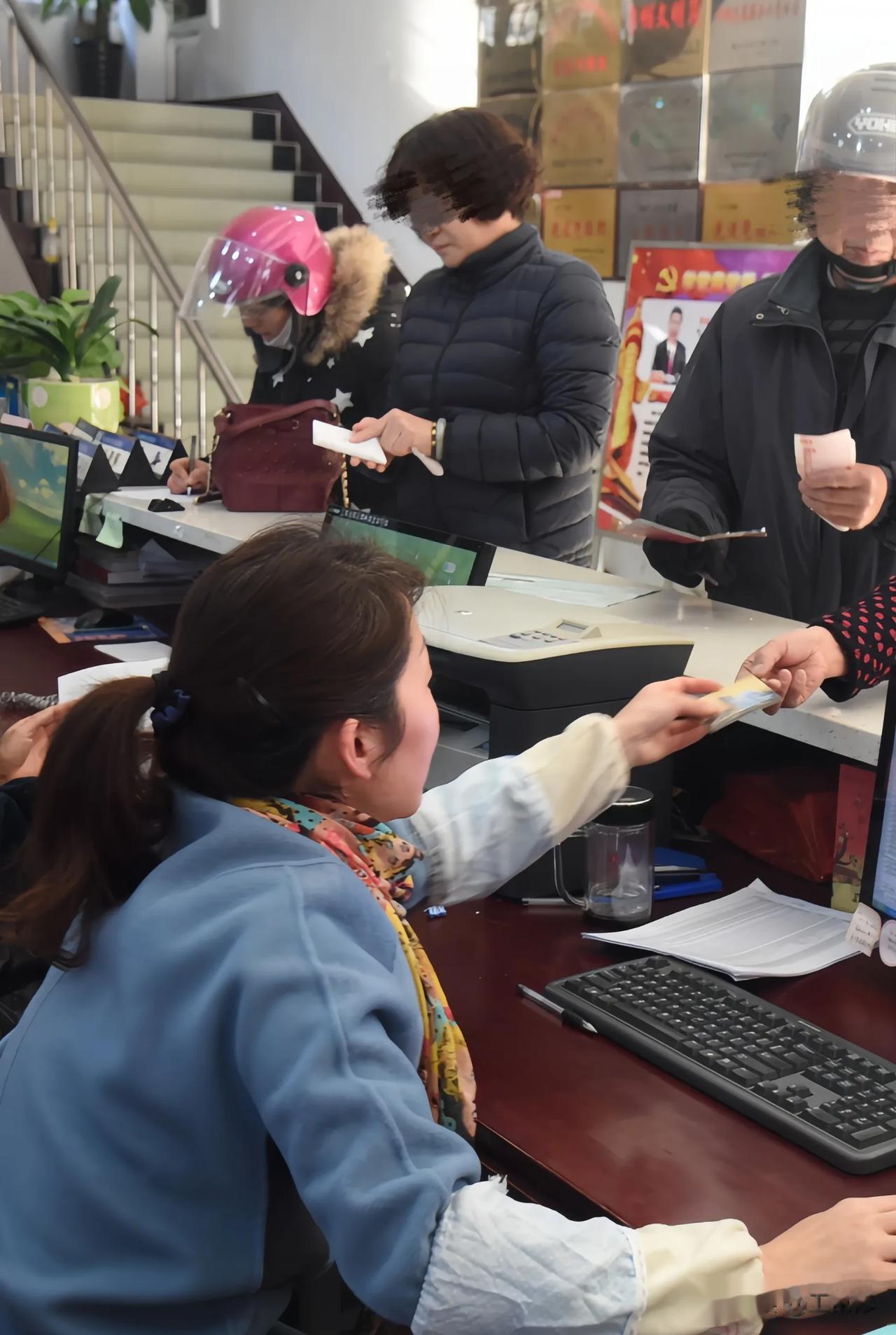 这几天，农村380元的新农合开始缴费了，据老家人说，今年断缴或者选择性缴纳的人数