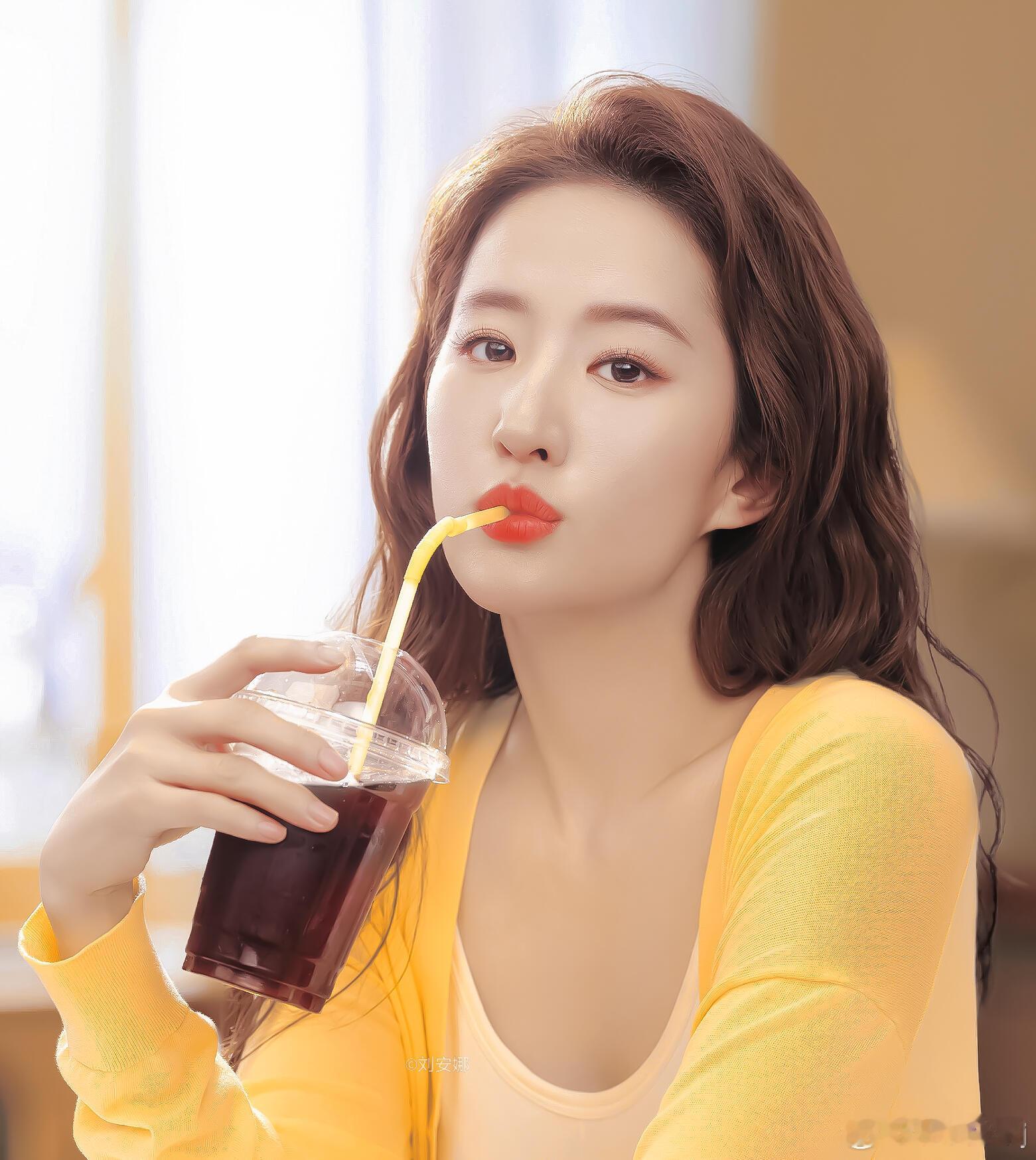 刘亦菲出场，仿若自带滤镜，周身散发独特气场。眼睛仿若两汪清泉，眼角微微上挑，藏着