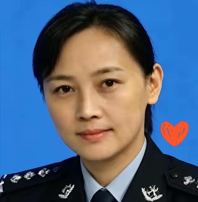 太绝了！9月11日报道，上海闵行一名刑侦女民警下班后，身着便衣在老外街正常遛弯。
