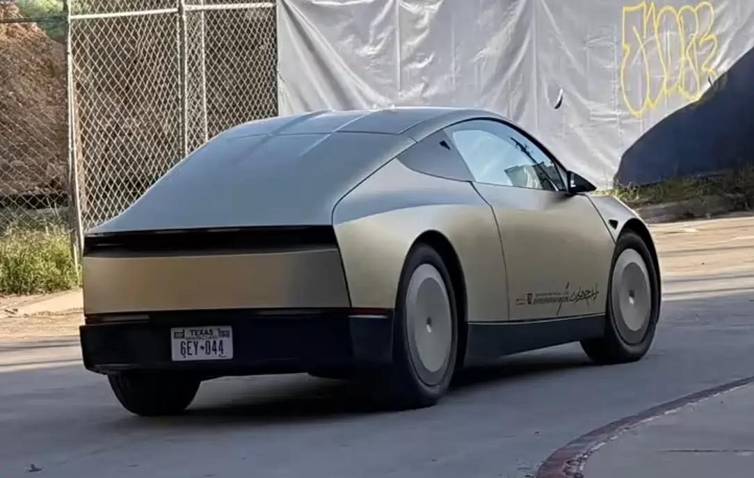 外星来客！特斯拉Cybercab在美国奥斯汀市中心的路测照一曝光，直接把网友看傻