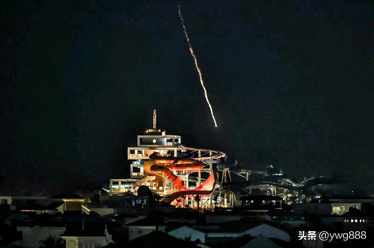 世界首家七星级酒店熊熊燃烧的画面，并非迪拜希望网红们分享的。毕竟，迪拜数十年来一