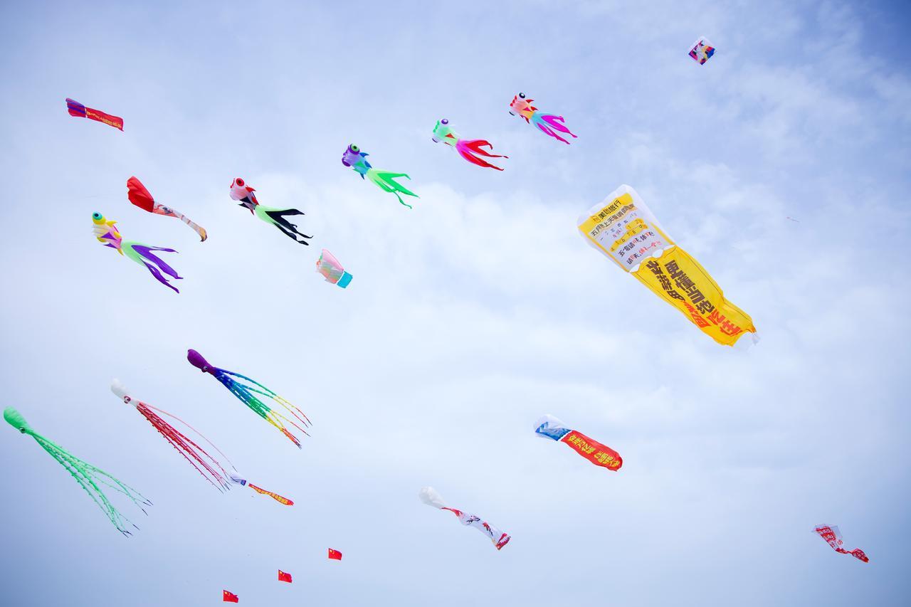 风筝节整活的我见过不少，把「五月请假攻略」做成巨型风筝直接放上天，把打工人想出去