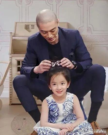 霍建华给小女孩扎漂亮的小马尾，这认真的表情一看就是女儿奴 ​​​