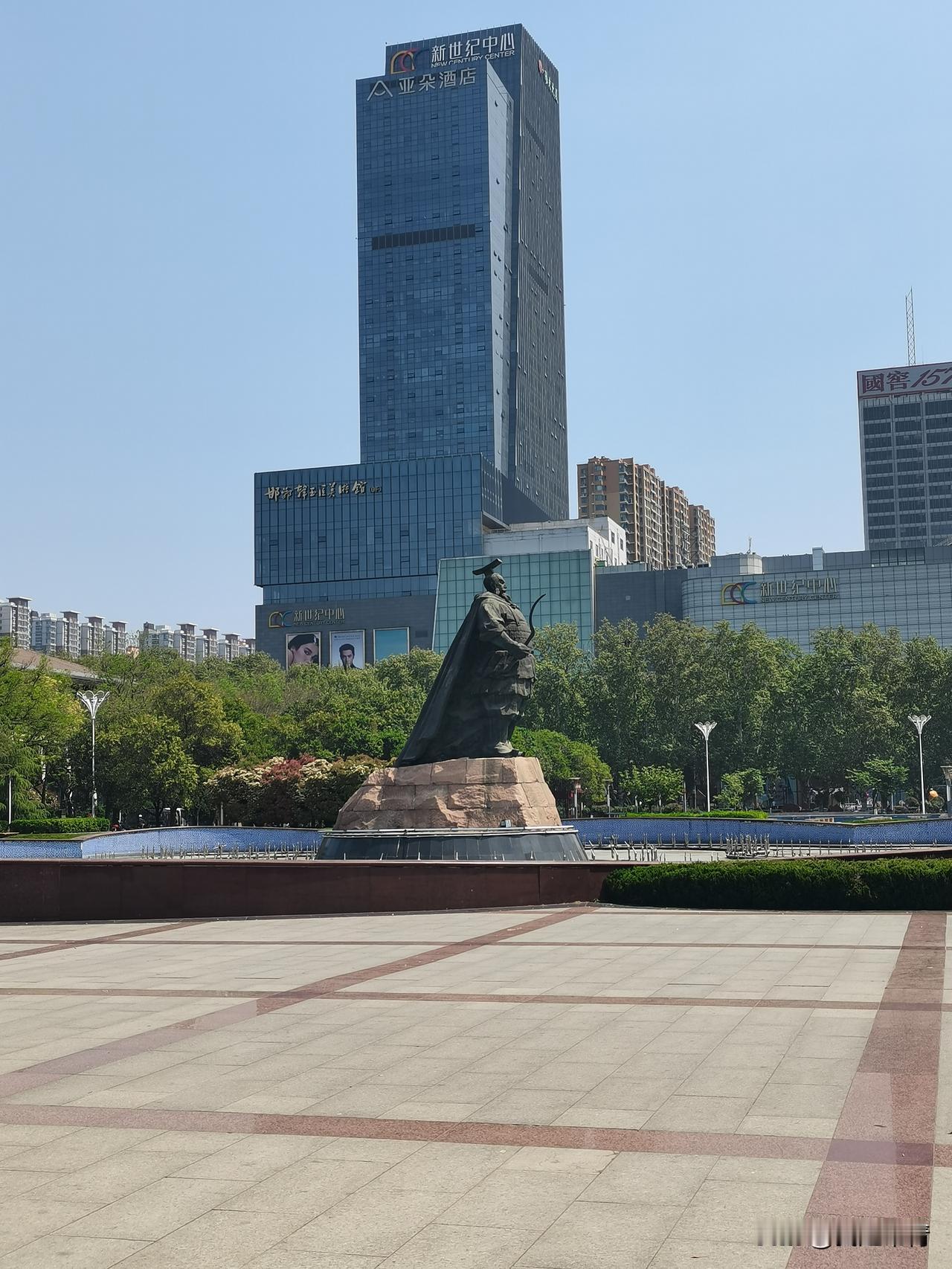 晒图笔记大赛邯郸丛台广场，一尊赵武灵王铜像静静伫立。身后高楼林立，古今光景在此相