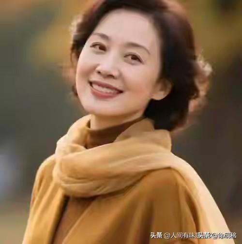 风物清幽最养颜，
丰韵温婉醉眼帘。
佳人体态身姿润，
徐娘半老正当年。