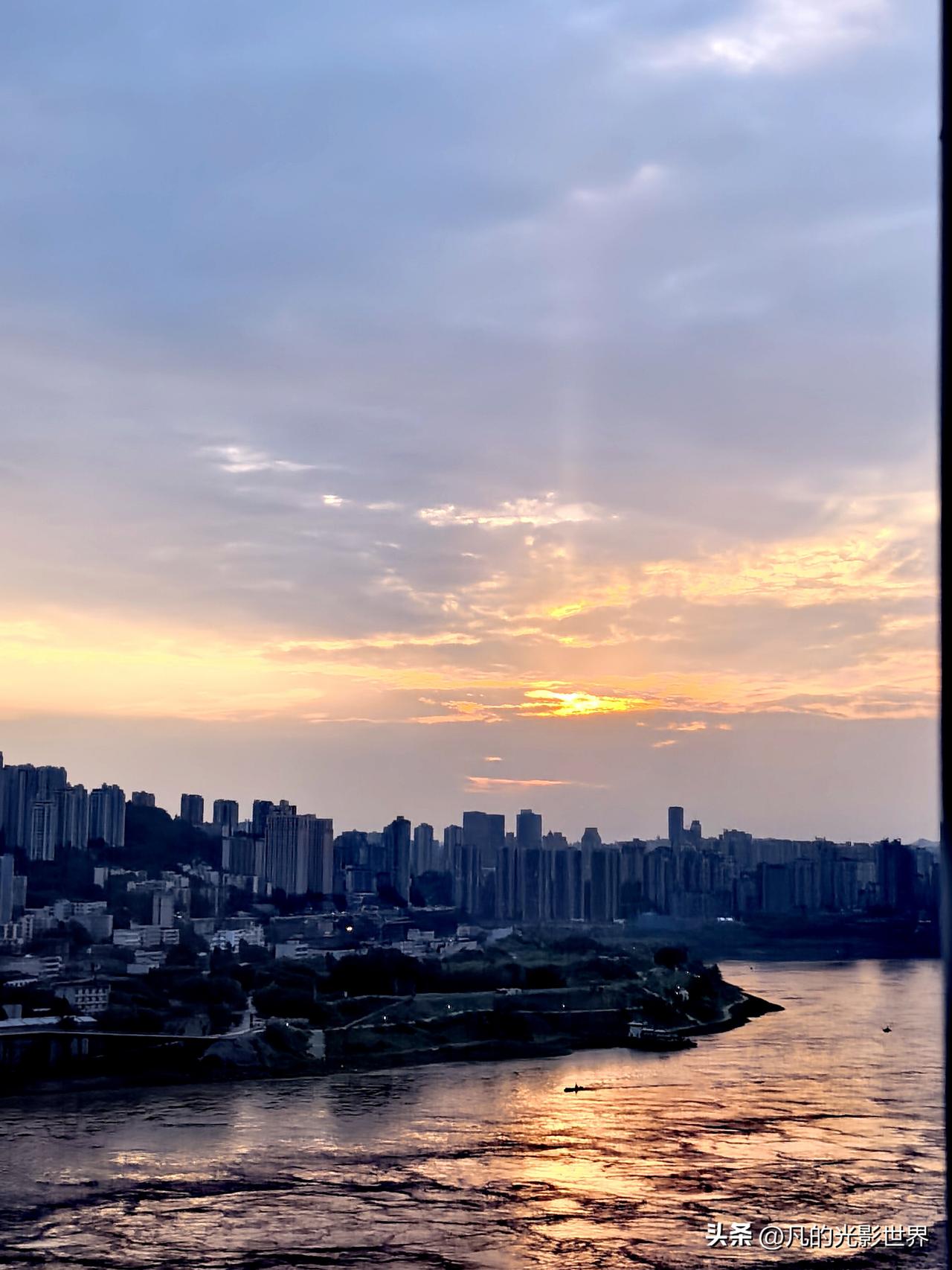 夏日生活打卡季莫道桑榆晚，为霞尚满天。夏天的天气也会带来惊喜，早上还是阴天，傍晚