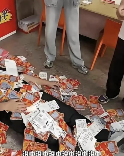浙江温州一位大哥一次性买下店里所有刮刮乐，花了21万1200元，最后中奖13万5