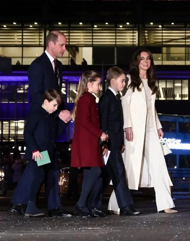 #凯特王妃# “凯特王妃消失之谜”正搅动英国。英国《镜报》当地时间19日独家报道