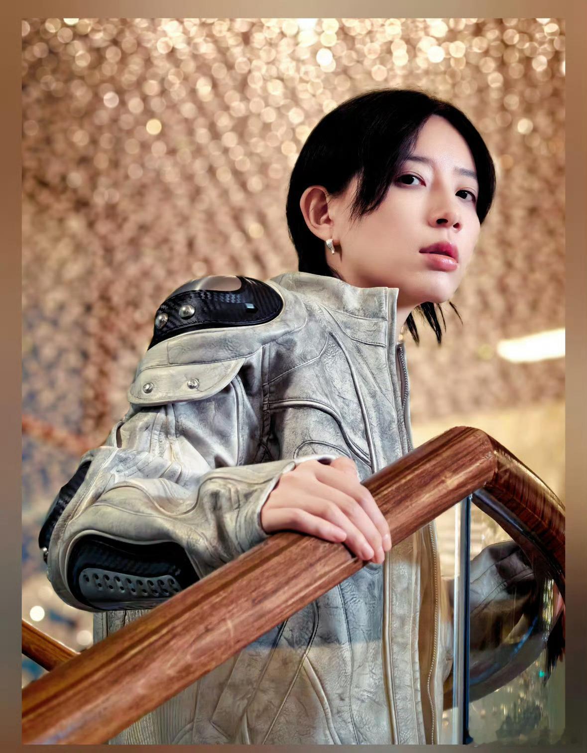 没人和我说李斯丹妮线下这么帅啊 李斯丹妮在这组大片中的表现，堪称时尚表现力的范本