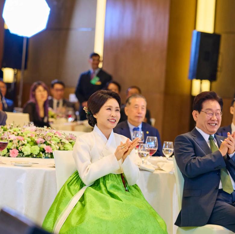 李在明携手夫人在印度与韩国同胞一起吃饭！4月19日韩国总统夫妇抵达印度新德里，参