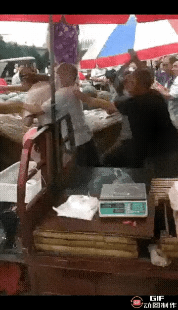 城管辛苦了！热情好客的商贩亲力亲为将一个又大又甜的大西瓜送给你们尝尝鲜，你们就不
