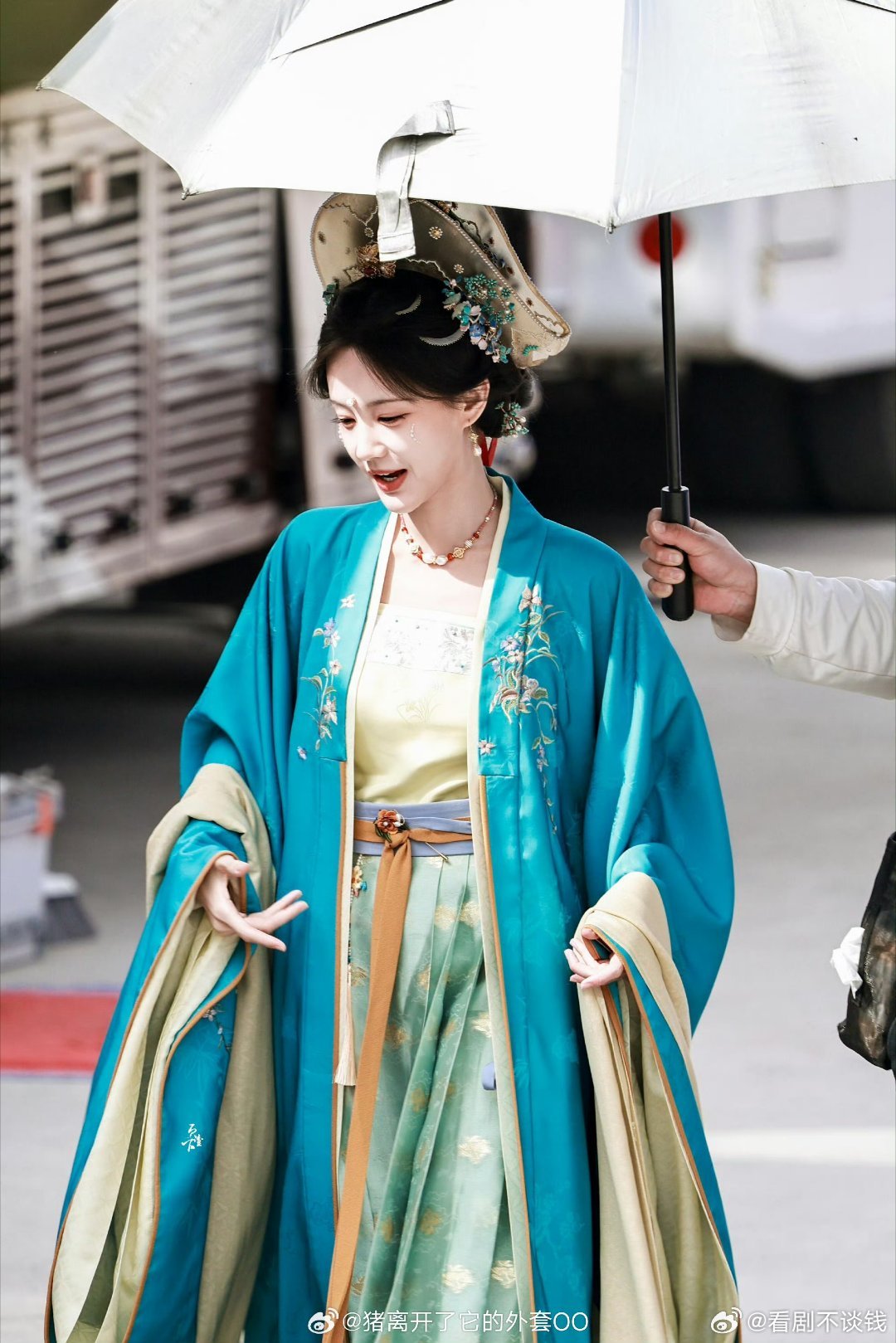 李一桐《金枝》陈雀儿蓝色造型路透， 完全是古偶孔雀塑来的！！ 