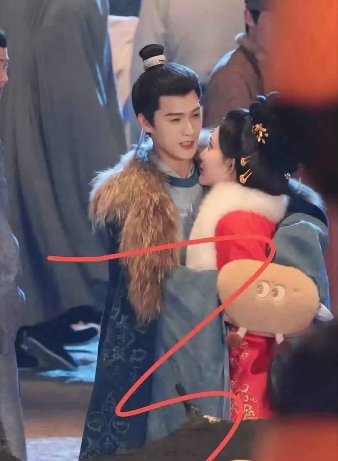 又开始撒糖了，孟子义跟李昀锐的《尚公主》最新相拥路透来了，大冬天的搂在一起是真的