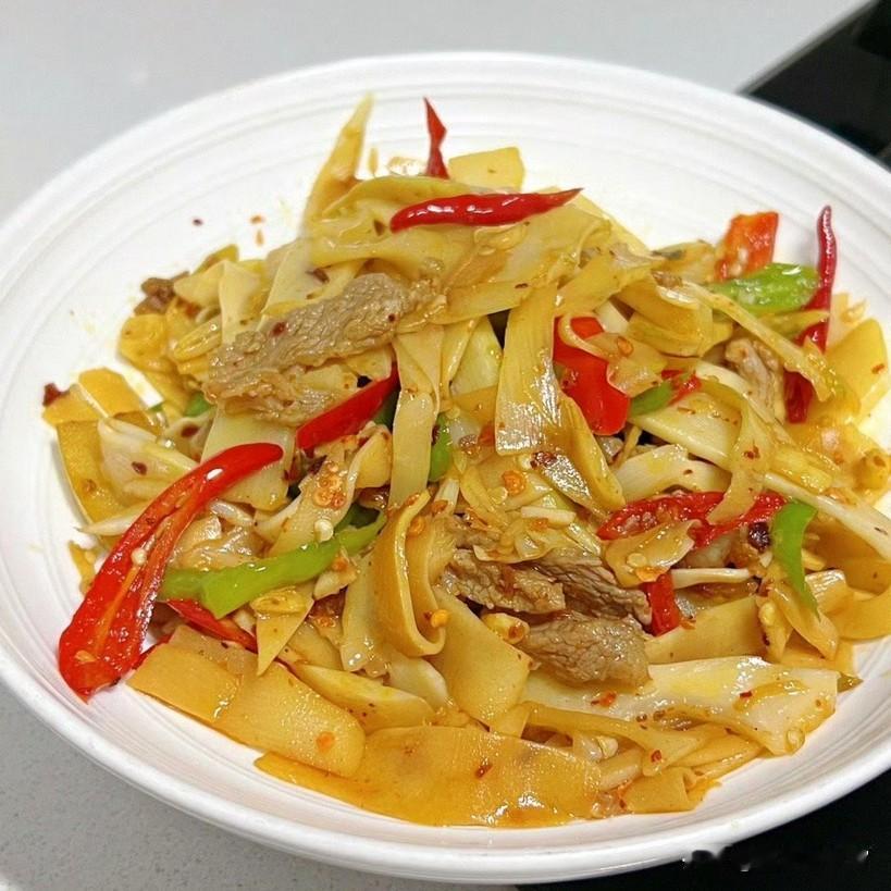 一盘五花肉烧茄子，茄子软嫩入味，五花肉脂香四溢，红绿椒点缀其间，是下饭的绝绝子；