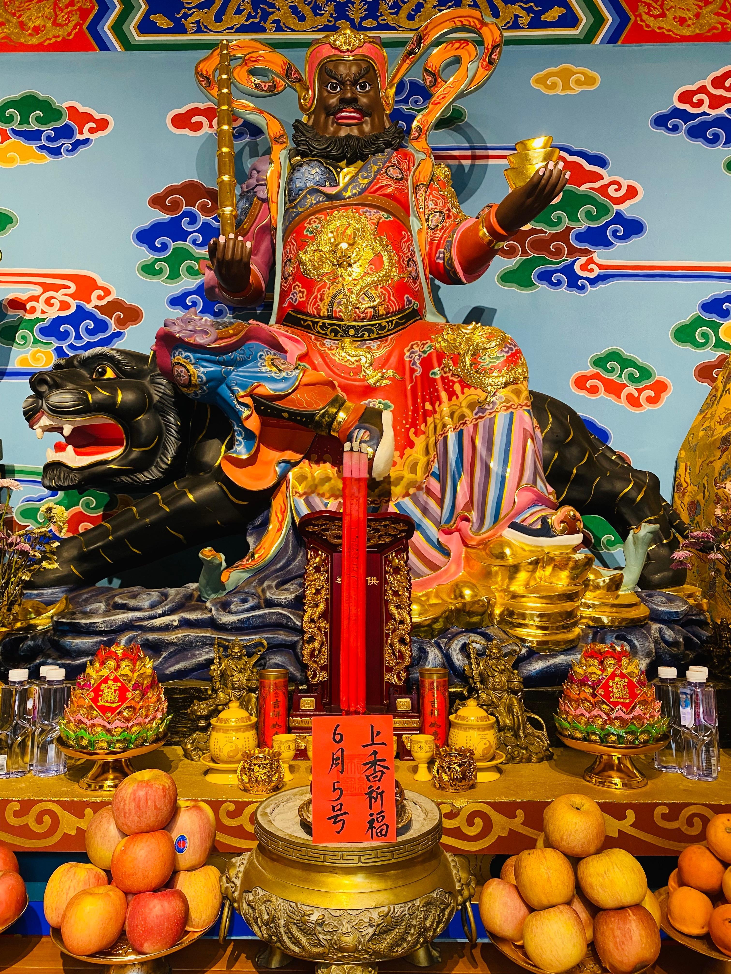 本月上上吉利日，6月5日师父继续一直坚持为众粉丝上香祈福[作揖]（评论里给他人的