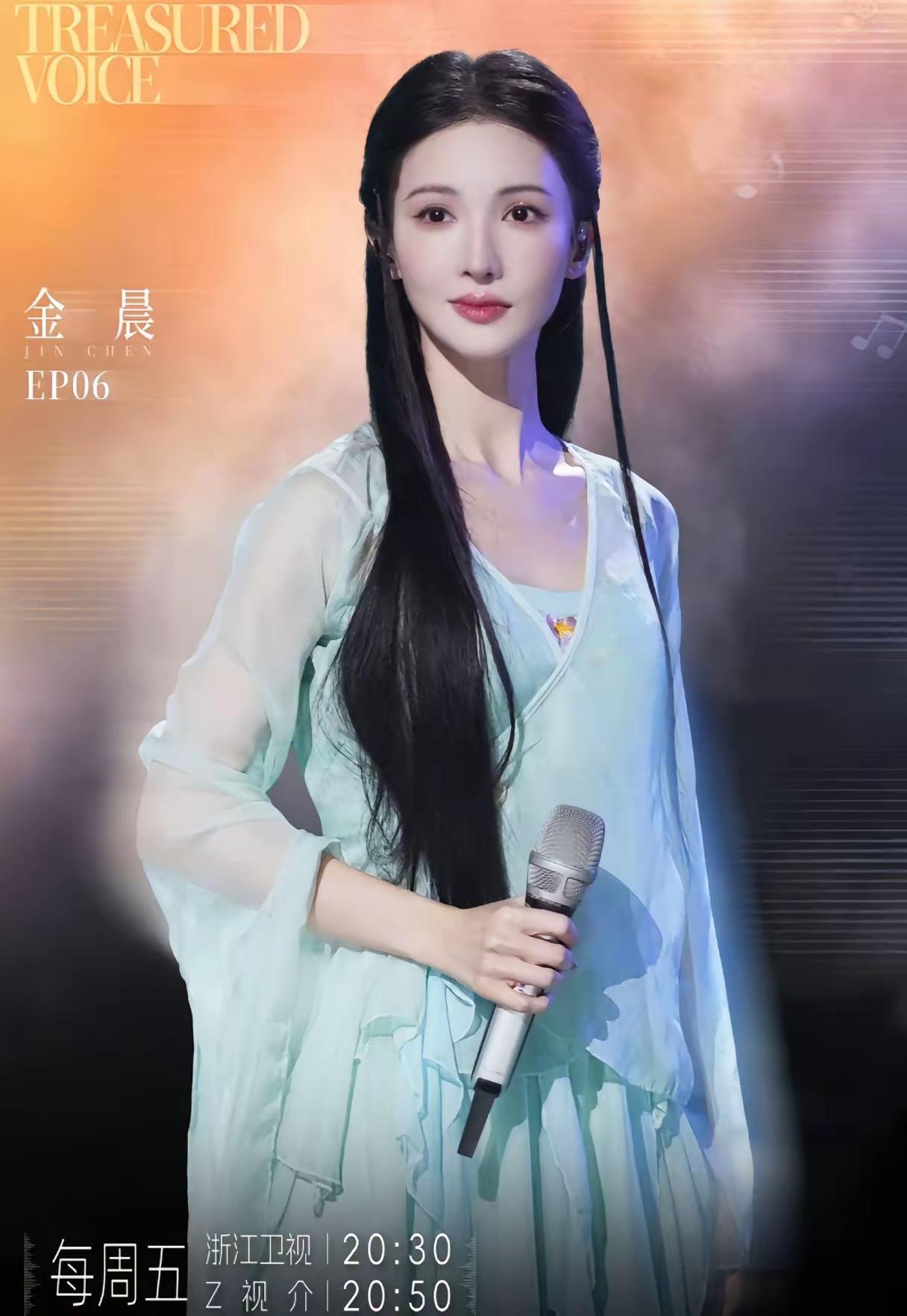 别再揪着金晨的演技不放了！
人家35岁现在的核心优势早就换赛道了，美貌是加分项、