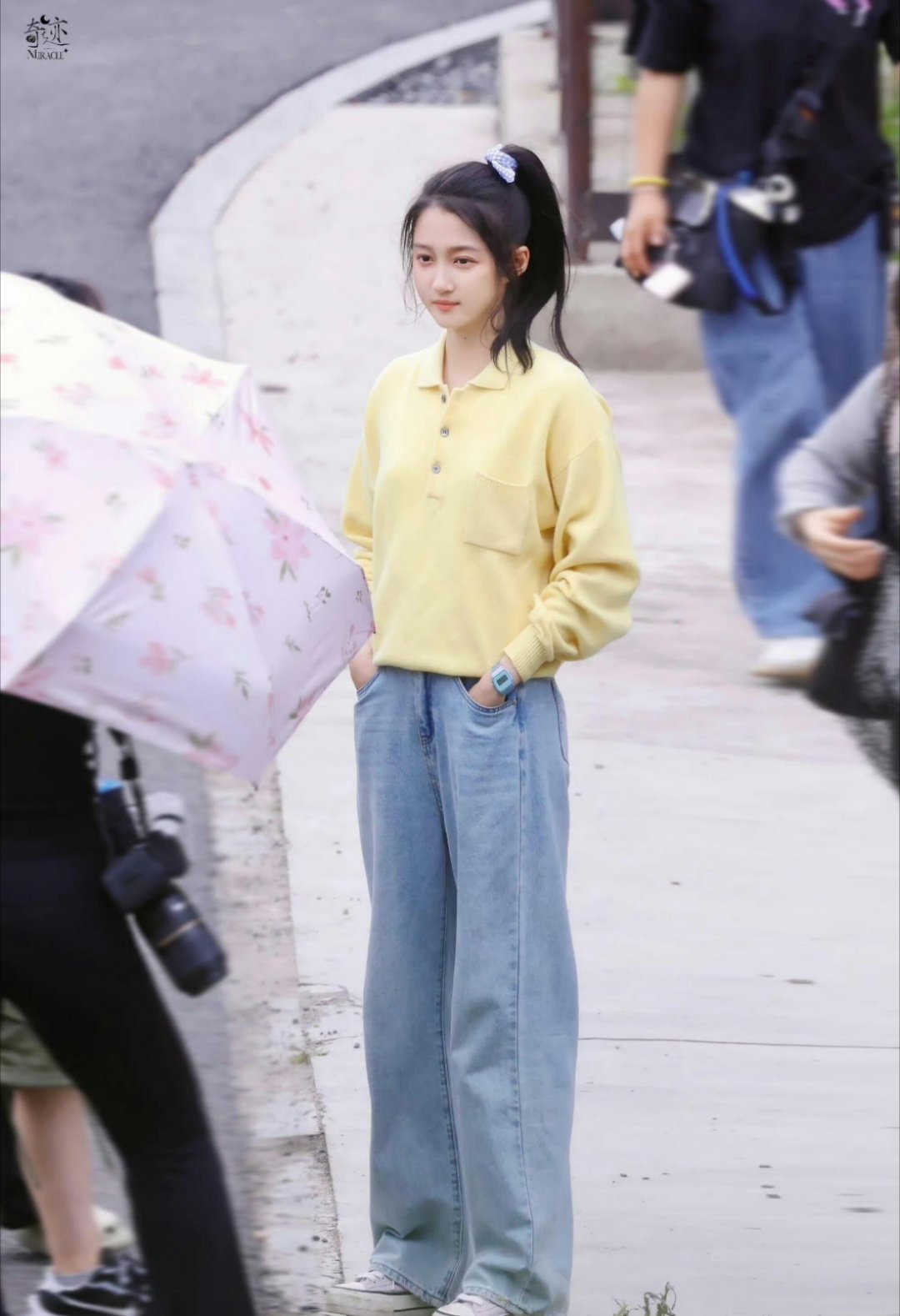 关晓彤的腿自带焦点体质关晓彤的腿之所以成为焦点，离不开她整体身材的和谐。九头身比