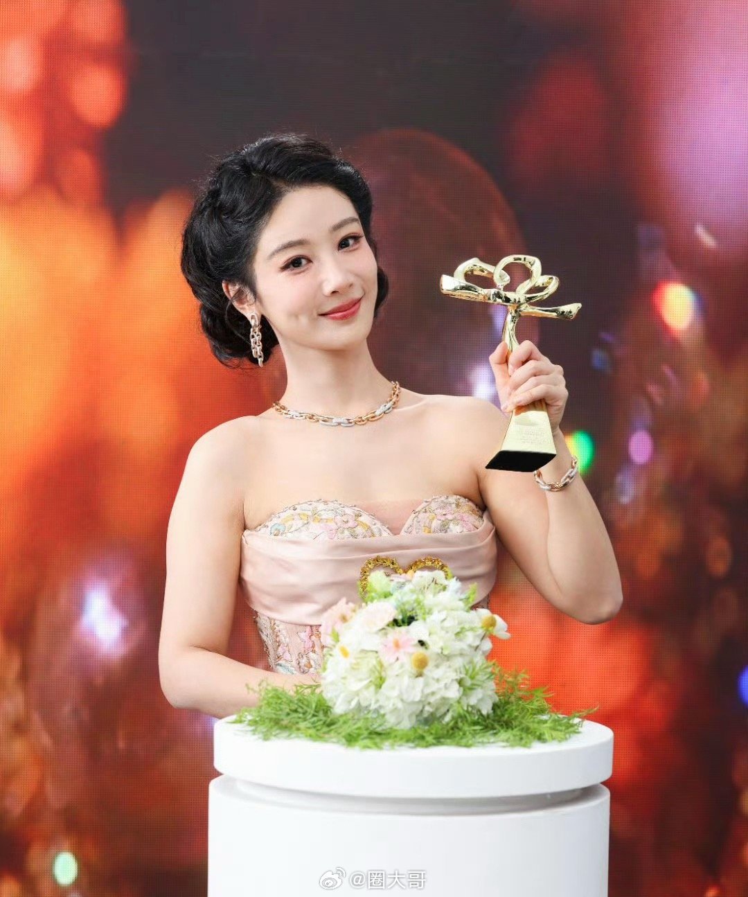 杨紫白玉兰视后红利 杨紫获奖后商务都吻上来了 呀呀呀呀呀，有作品才有底气啊，杨紫