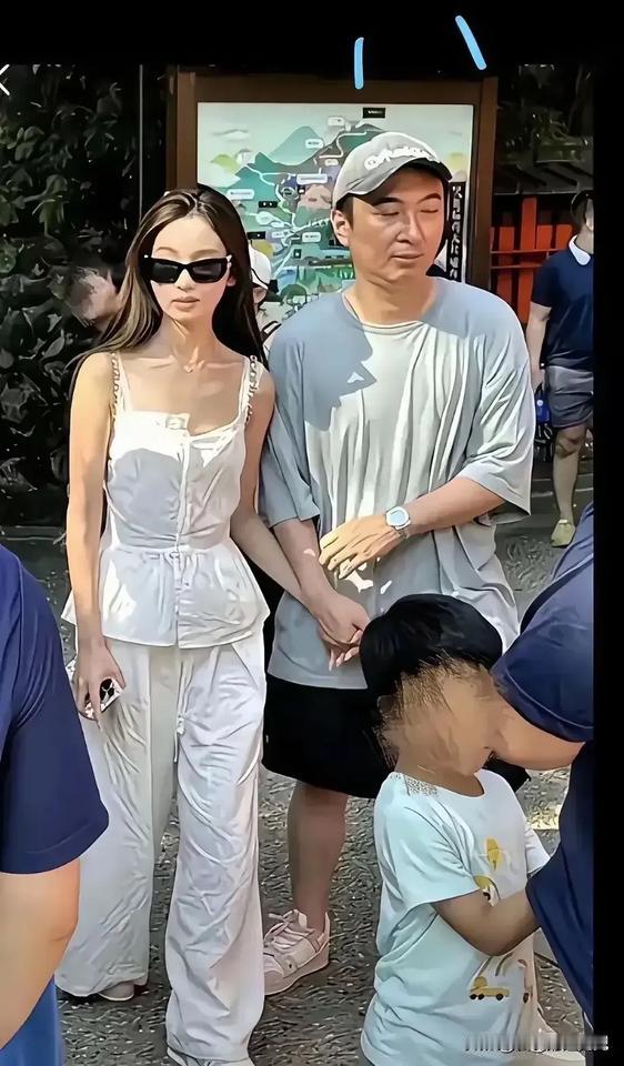 王思聪手里戴的是什么牌子手表，应该挺贵的吧
