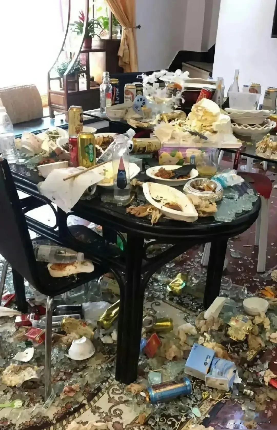 这应该就是好多人过年不在家里请客的原因吧！

现场真的是惨不忍睹。

你在过年时