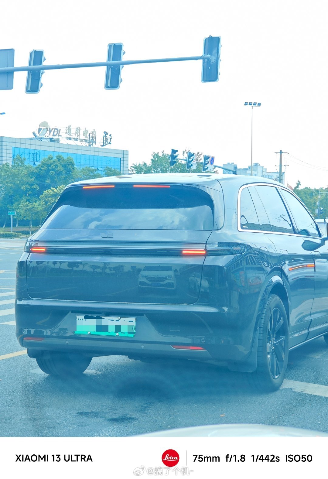 理想有一个比较好的点就是无论你是L几，标一扣都是理想。 所以有人看得出来，这是理