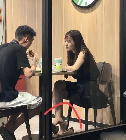 这女孩子虽然漂亮，但会不会有点太随意了。 