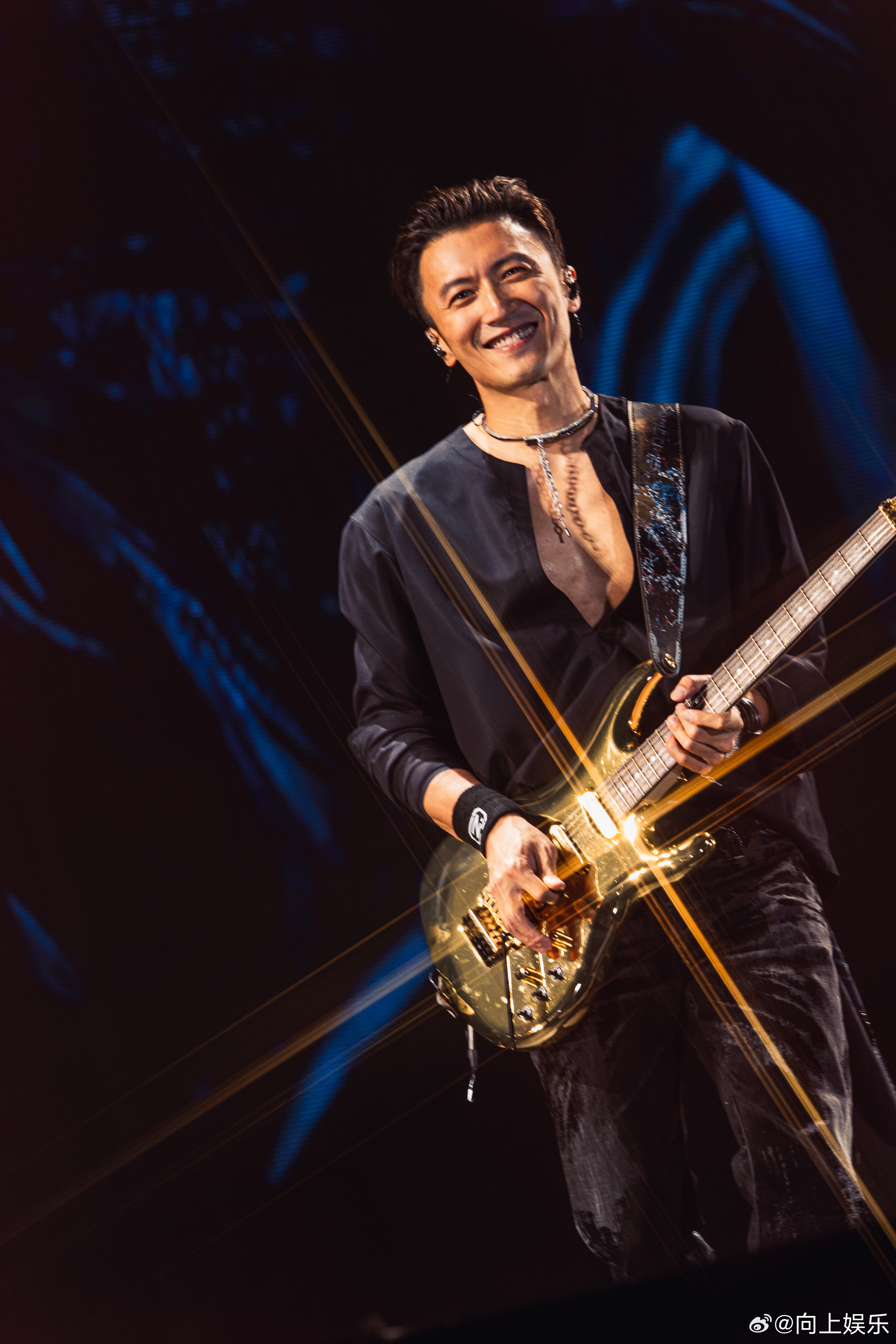 谢霆锋耳机故障重唱谢霆锋好宠粉  谢霆锋耳机故障为了效果好选择重唱！好宠粉！态度